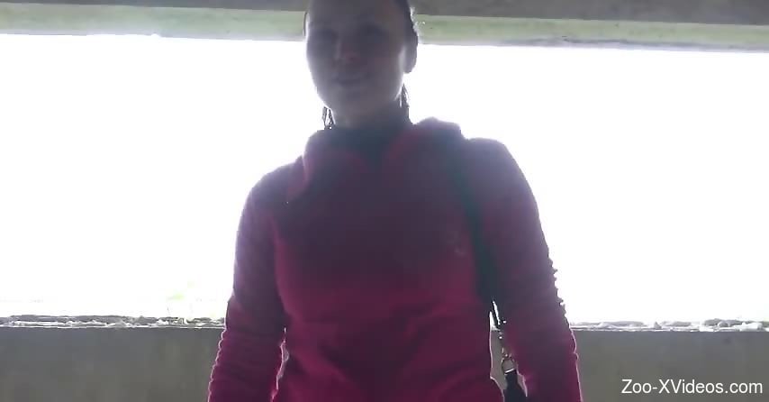 Порно с животными. Брюнетка с горячим телом жёстко трахает жеребца