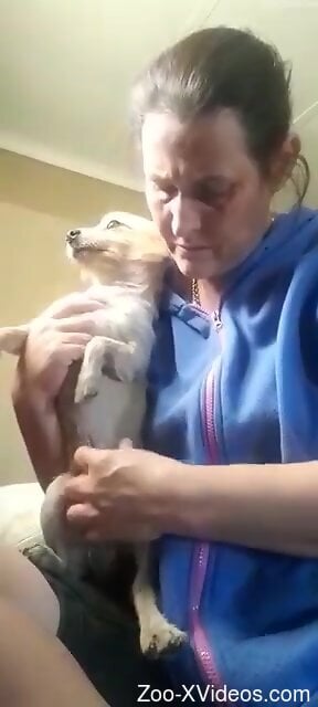 Порно с животными. Одетая женщина-любительница получает заряд энергии, пытаясь заняться зоофилией