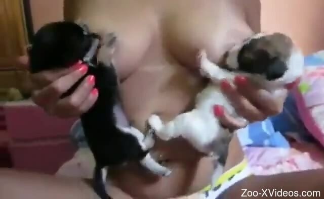 Порно с животными. Обнаженная женщина позволяет молодым щенкам сосать ее соски в откровенных позах